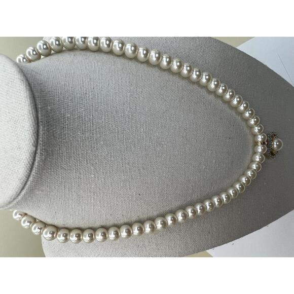 Classic Faux Pearl Necklace with Decorative Pendant - Picture 2 of 9